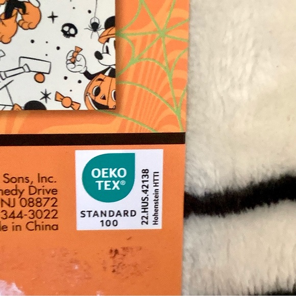 Vintage Style Minnie & Mickey Mouse 50” x 70” Plush Halloween Throw Blanket - Picture 6 of 11